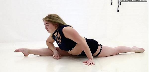  Chubby brunette teen Zita Larva does gymnastics